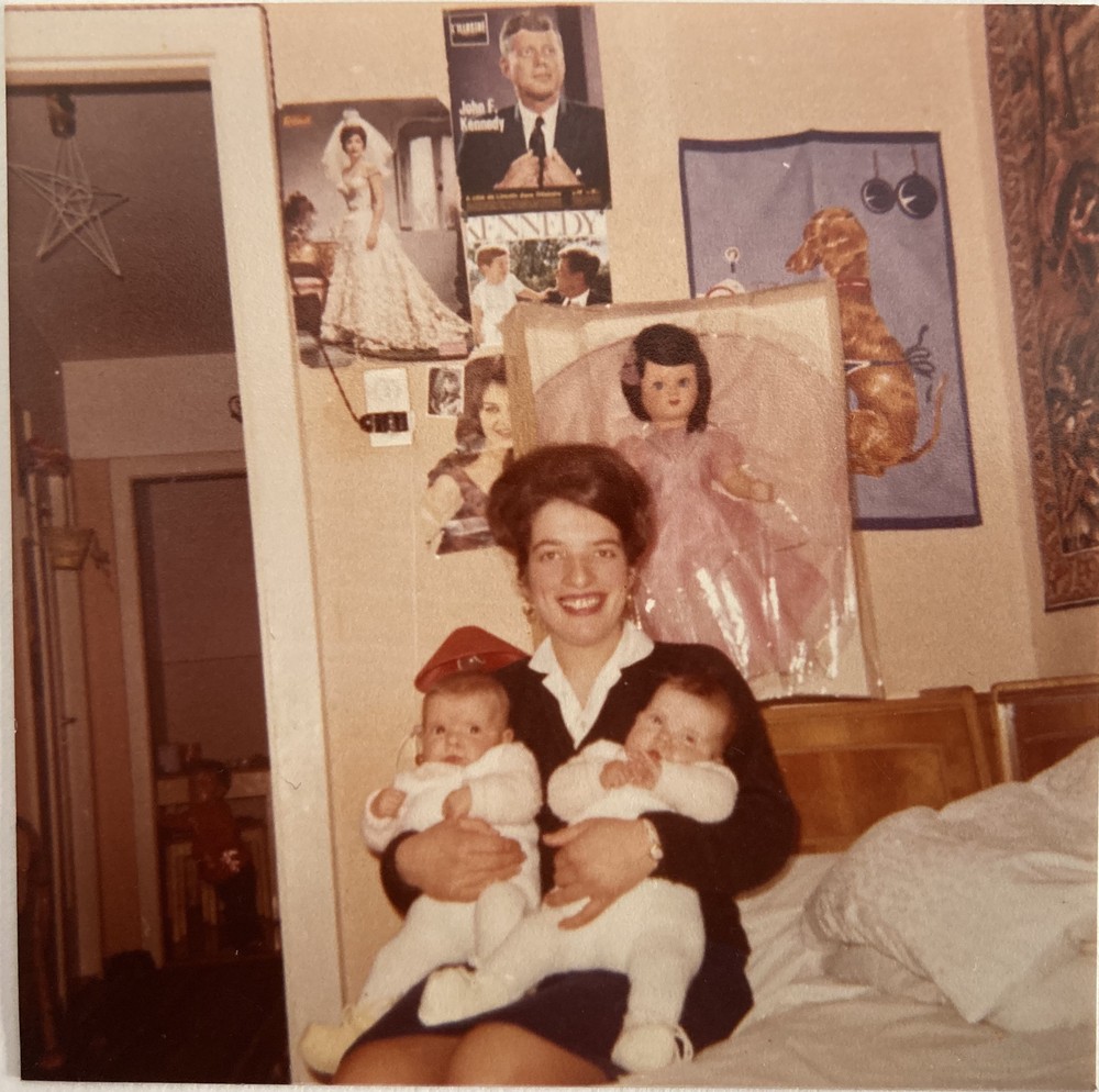 Photo de Fabienne, sa jumelle et leur nourrice, vers 1966.