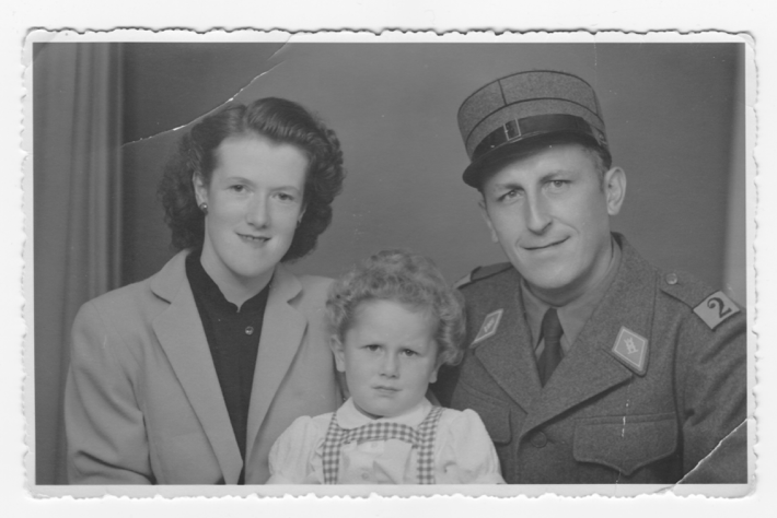 Michel avec ses parents.
