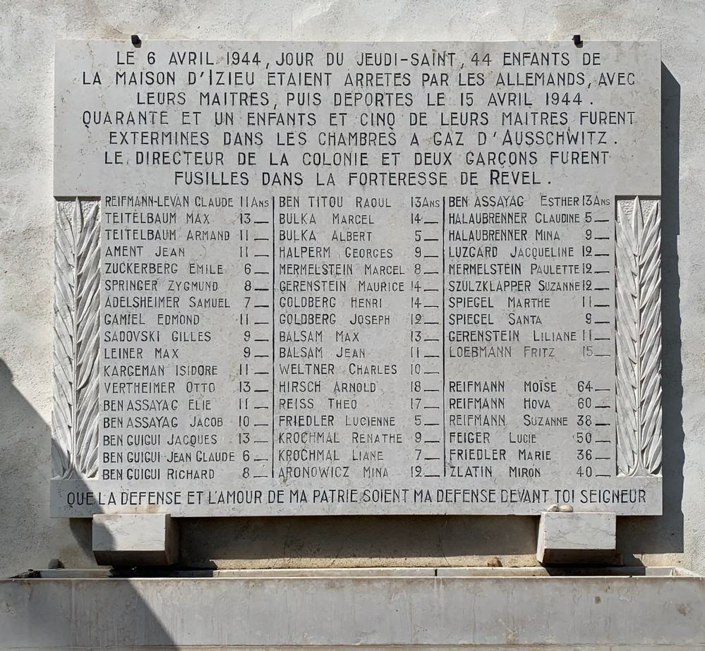 Photo d’une plaque commémorative « Les enfants de la maison d’Izieu ».