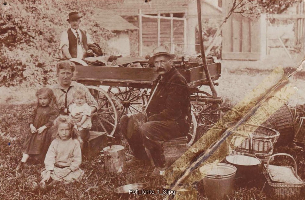 Fotografia di un cestaio Jenisch e famiglia