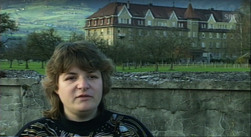Uschi Waser vor dem Heim, 1989