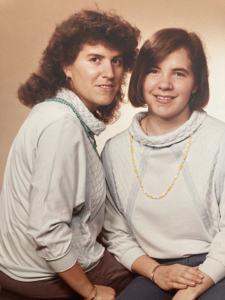Fabienne et sa sœur jumelle (date inconnue).