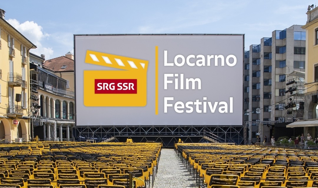 Leinwand des Locarno Filmfestival in der Stadt Locarno, auf der "SRG SSR / Locarno Filmfestival" steht