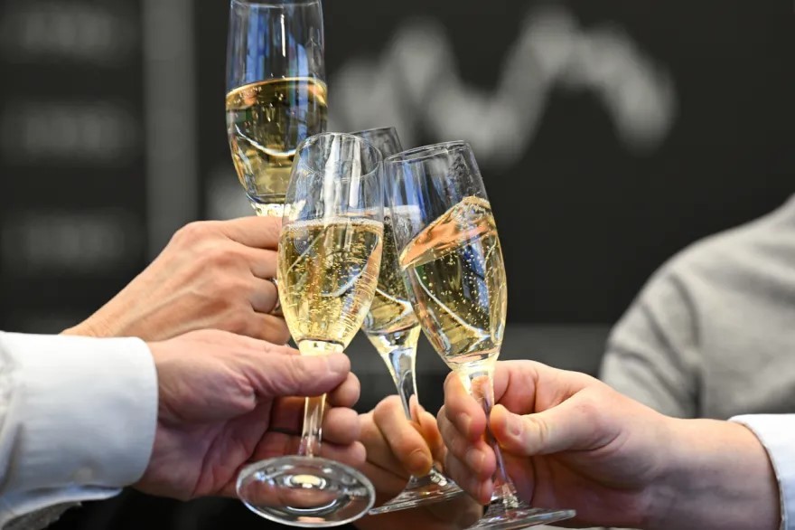 Champagnergläser prosten