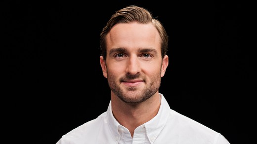 Bild von Julian Thorner gibt Moderation bei Radio SRF 3 ab