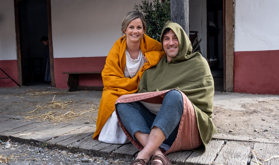 Fabienne Bamert und Salar Bahrampoori sitzen in Sklavenkleidung auf dem Boden.