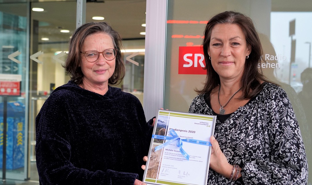 Gewinnerin und «DOK»-Autorin Michèle Sauvain (rechts), zusammen mit Hedwig Bäbler, Videoeditorin des preisgekrönten «DOK»-Films.