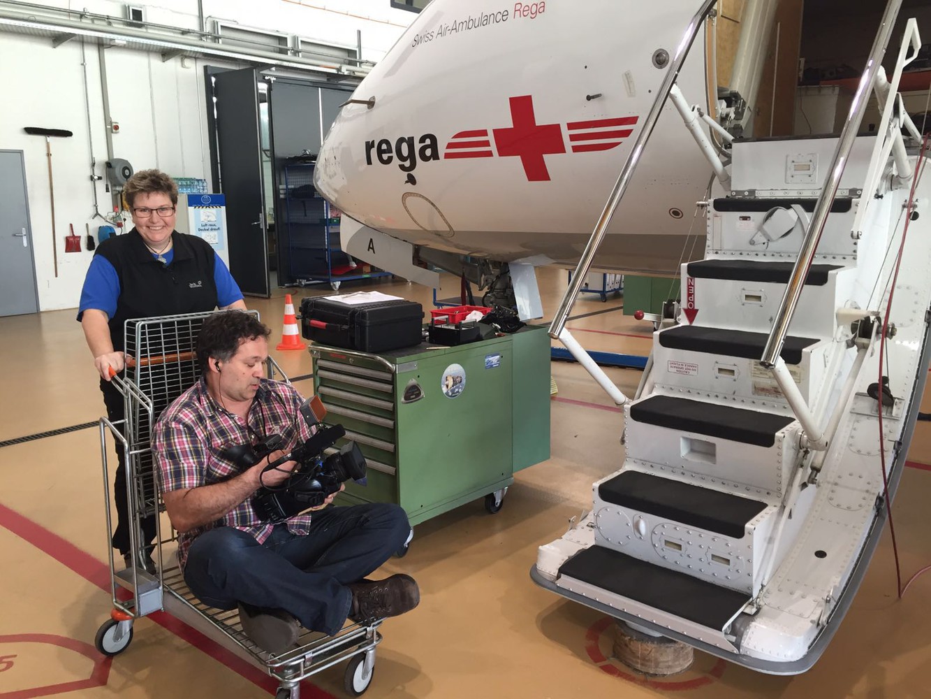 Protagonistin mit Kameramann