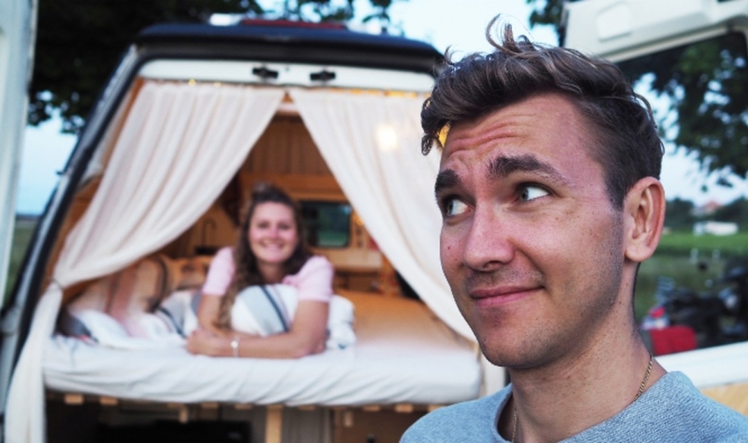 Domenica Egli und Reporter Livio Chistell vor einem Van.