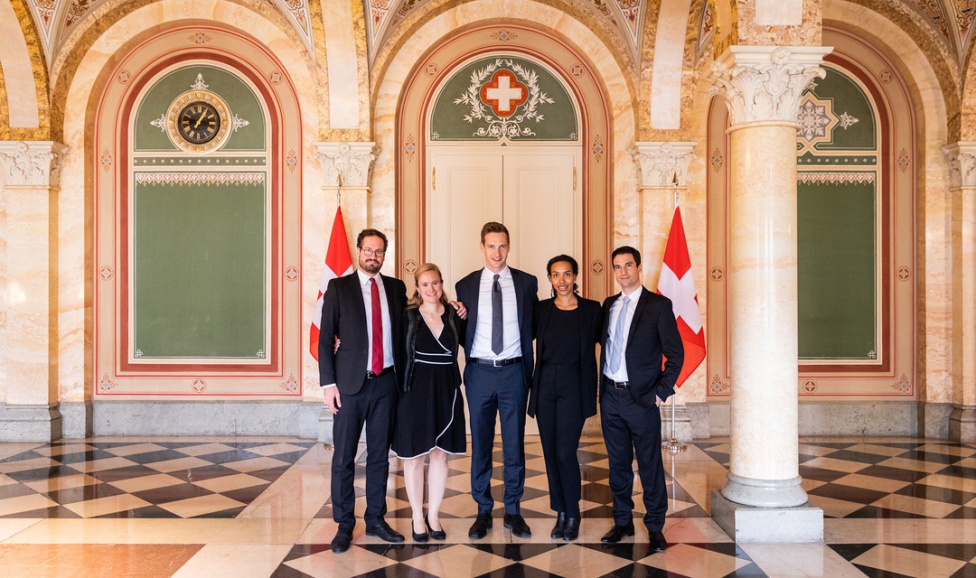 Feierliche Diplomübergabe im EDA im Bundeshaus: Jean-Babtiste Délèze, Cristina Verones, Alexander Schärer, Samira Cicero und Jonas Belina