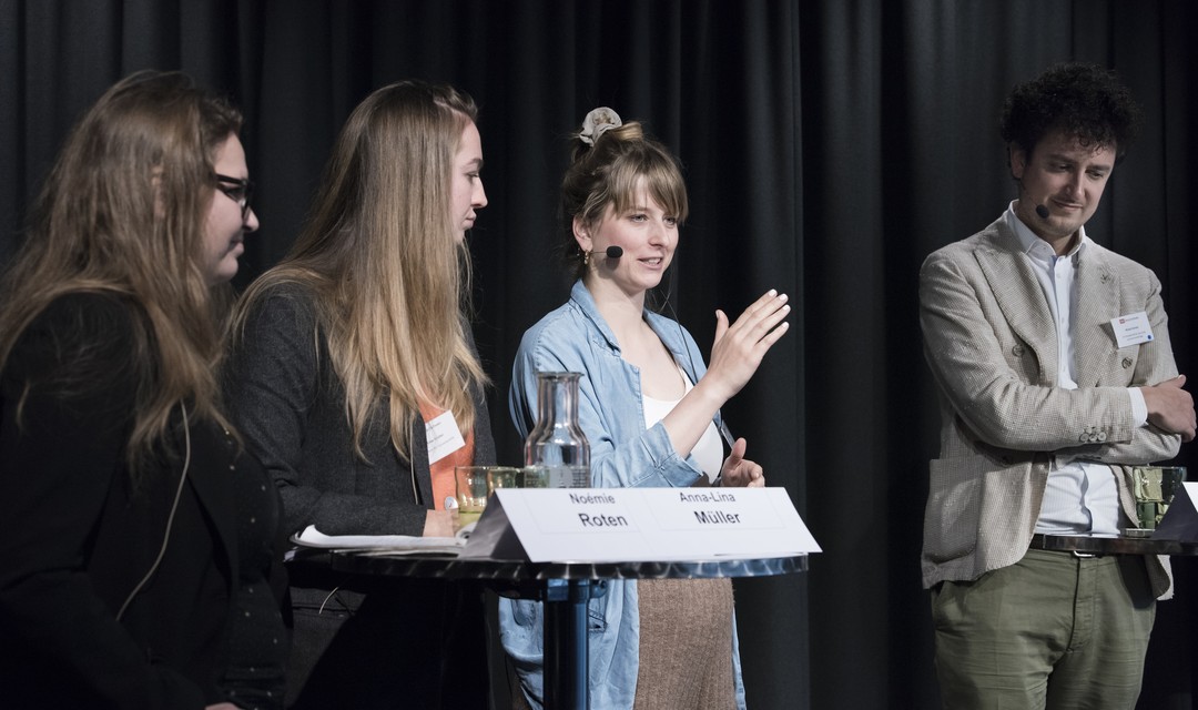 Einige Gäste an der Medientagsatzung sprechen auf der Bühne.