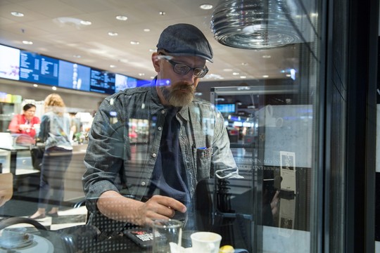 Bild von Der Chef von SRF Kultur Online arbeitet mobil