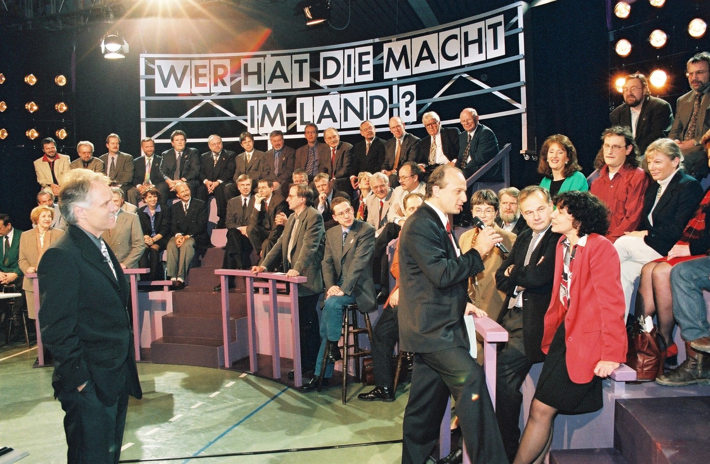 «Arena» zum Thema «Wer hat die Macht im Land?» mit Moderator Filippo Leutenegger (rechts), Bundesrat Moritz Leuenberger (links) und Studiogästen.
