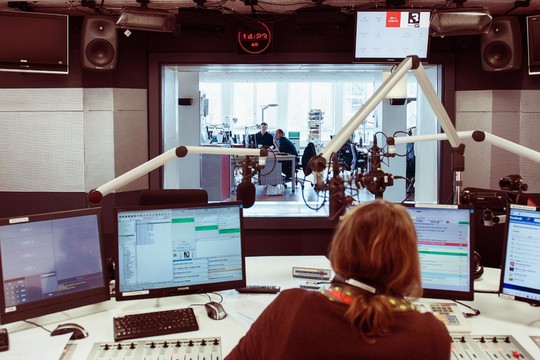 Bild von Die SRG begrüsst die Ablehnung der Halbierungsinitiative durch den Bundesrat, ist aber besorgt über die Folgen einer angekündigten Abgabesenkung