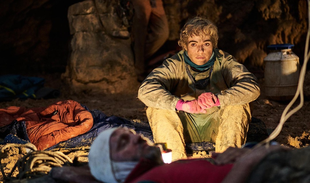 Die Höhlenforscherin Birgit Eberharter (Verena Altenberger) sorgt sich um den verunglückten Josef Häberle (Roland Silbernagl).