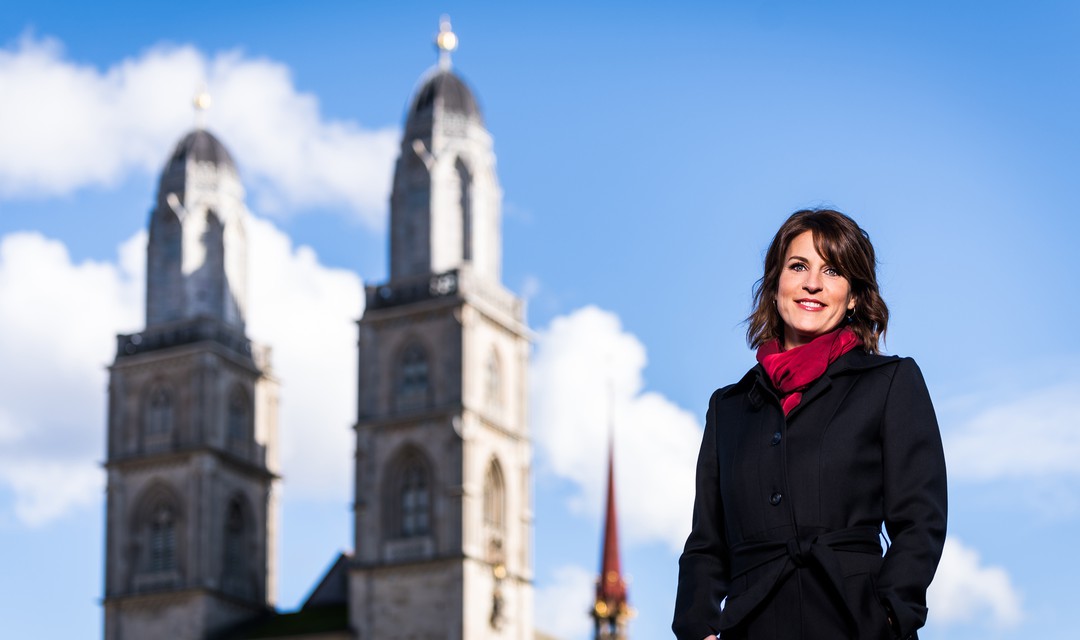 Moderatorin Cornelia Boesch vor dem Grossmünster in Zürich.