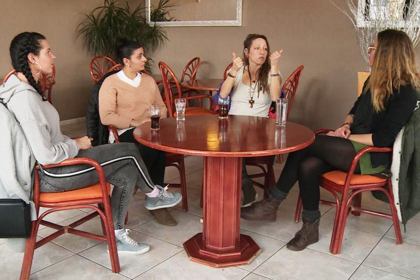 Vier junge gehörlose Frauen diskutieren über Sexualität