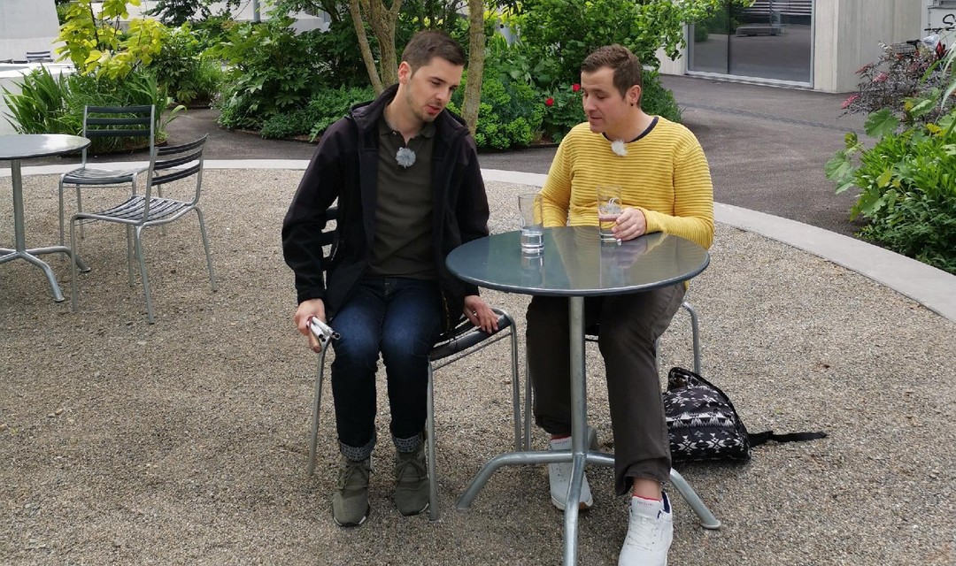 Jonas Pauchard (l.) und Yves Kilchör beim Interview im Mediengarten von SRF