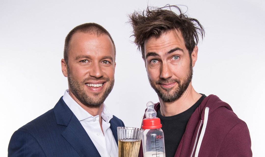 Jonny Fischer und Manu Burkart mit Bier und Schoppenfläschli in der Hand