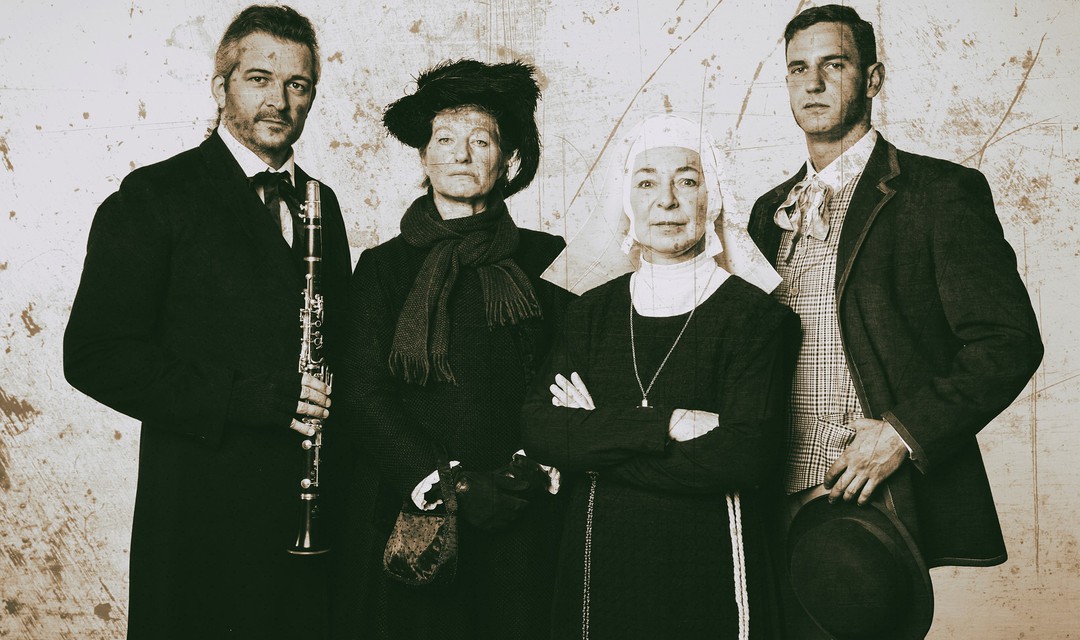 Szenenbild Musiktheater Schwyz mit Dani Häusler, Marie-Louise Beffa, Margrit Lüönd und Dario Degiorgio.