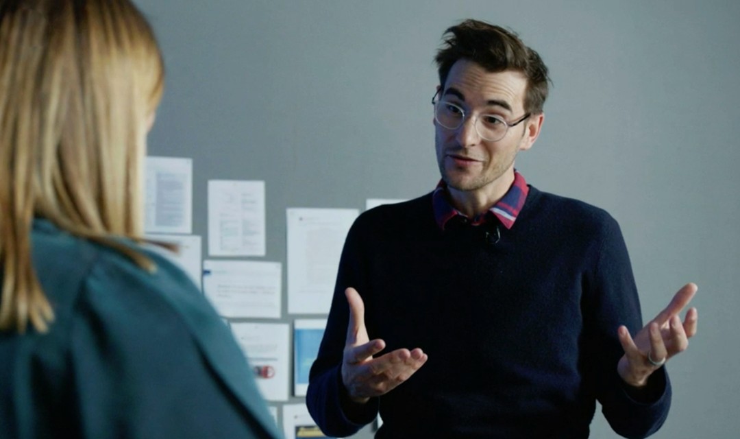 Die beiden SRF-Journalist:innen Stefanie Hasler und Ben Heubl im Gespräch