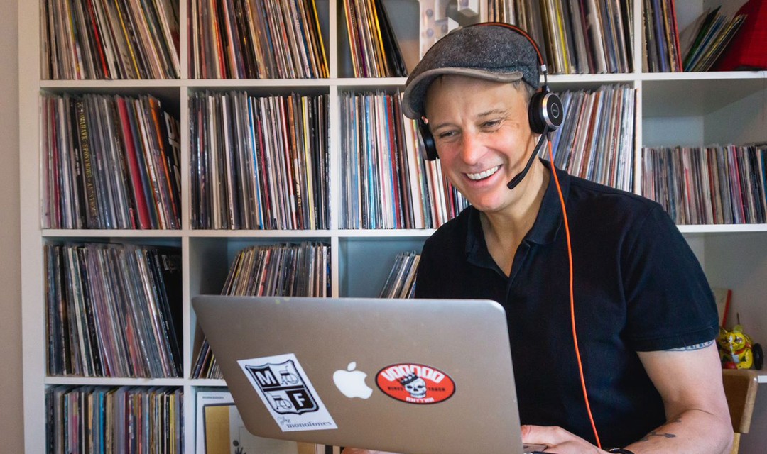 Matthias Haemmerly mit Headset un Laptop am Arbeiten.