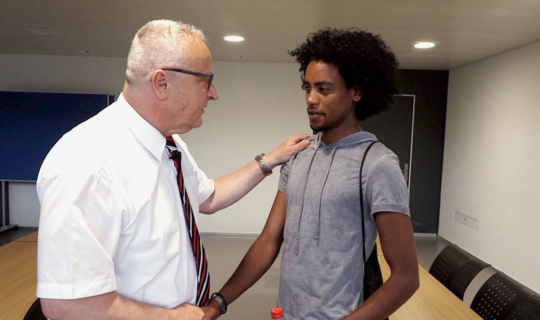 Heinz Gerig mit einem eritreischen Absolventen eines zürcherischen Integrationskurses im Bauwesen.