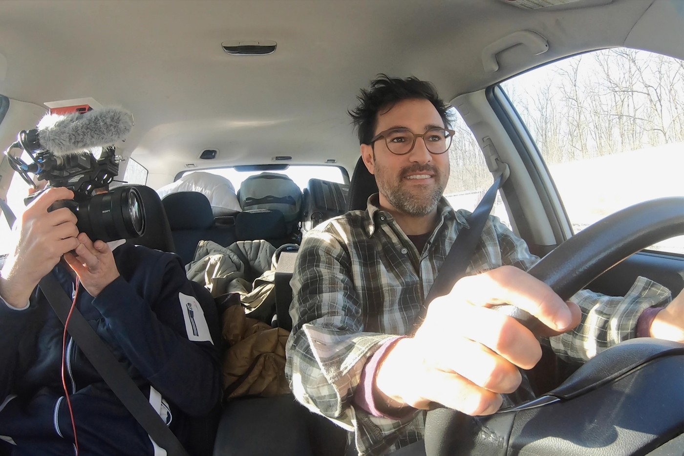 Filmen im Auto: Reto Wettstein und Salar Bahrampoori