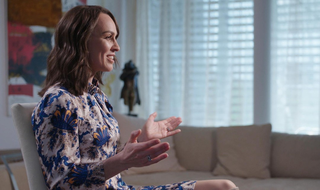 Martina Hingis im Interview auf ihrem Sofa