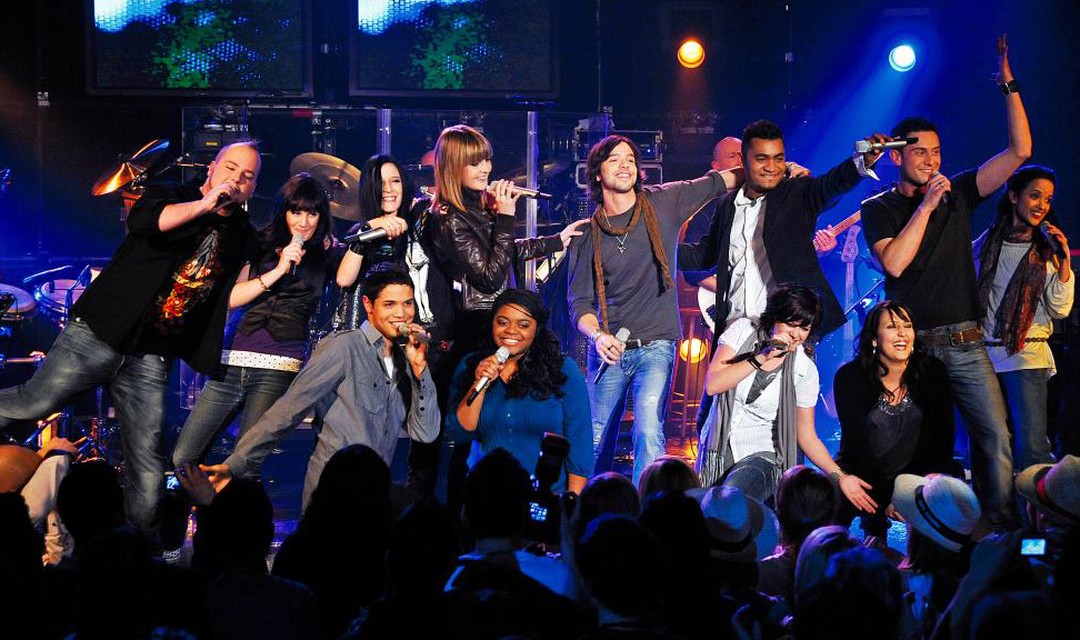 Foto einiger Kandidat:innen auf der Bühne