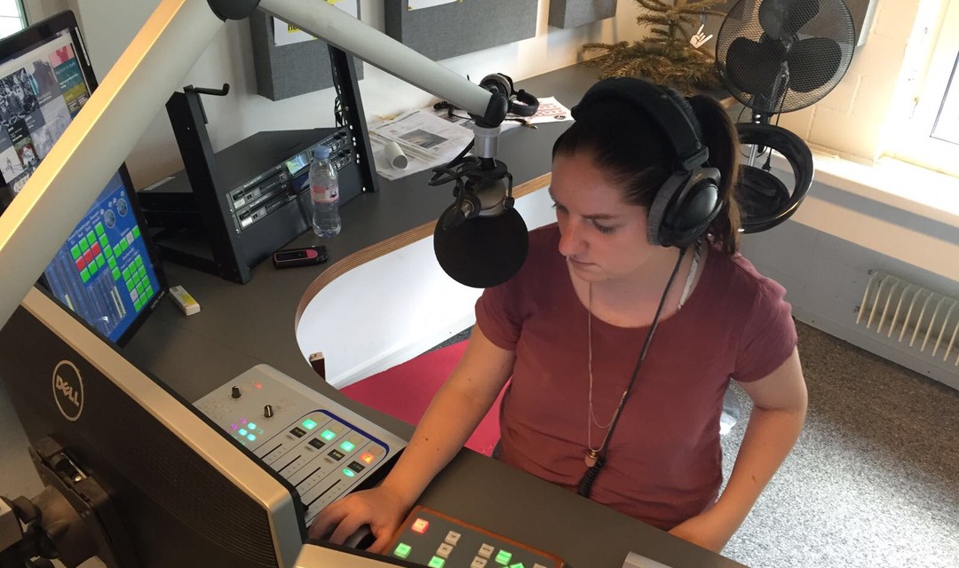 Giulia (26) am Mikrofon im Radiostudio