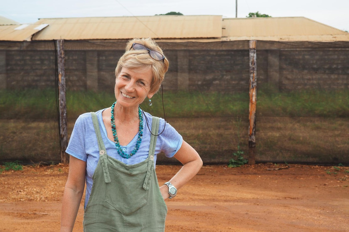 Andrea Isenegger steht vor einer Wohnsiedlung