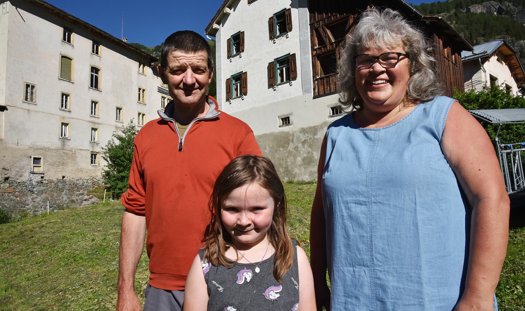 SRF_bi_de_Lut__Unser_Dorf_Biobauernfamilie_aus_Mulegns_Giatgen_und_Ursula_Jegher_mit_Tochter_Anna-Louisa_SRF.jpg