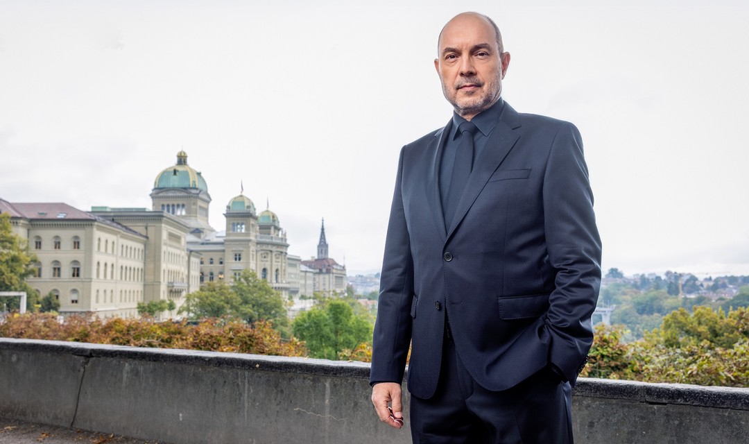 Foto von Urs Leuthard vor dem Bundeshaus