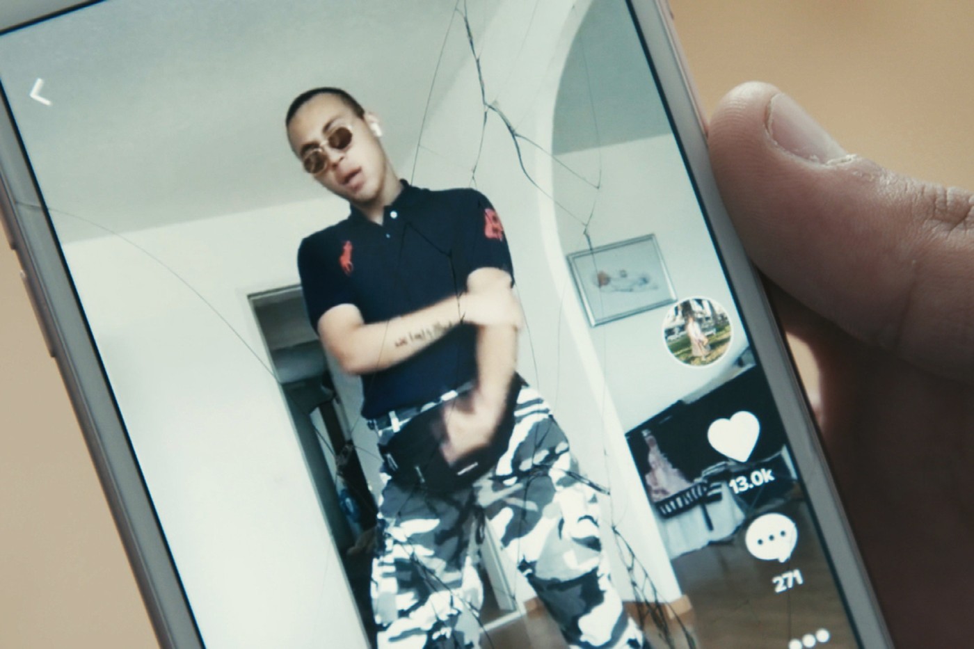 Younes Saggara (18)  schiesst vor dem Spiegel ein Selfie von sich