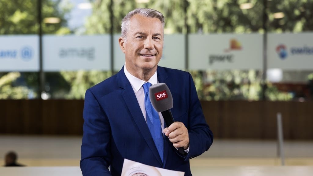 Reto Lipp mit SRF-Mikrofon in der Hand