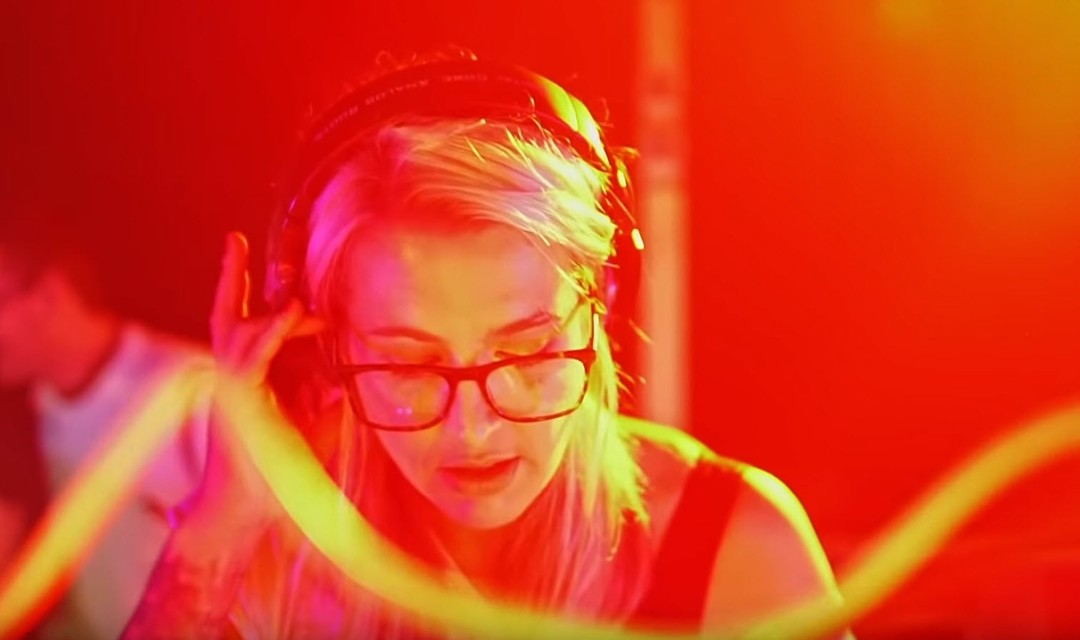 DJane in rotem Licht beim Auflegen