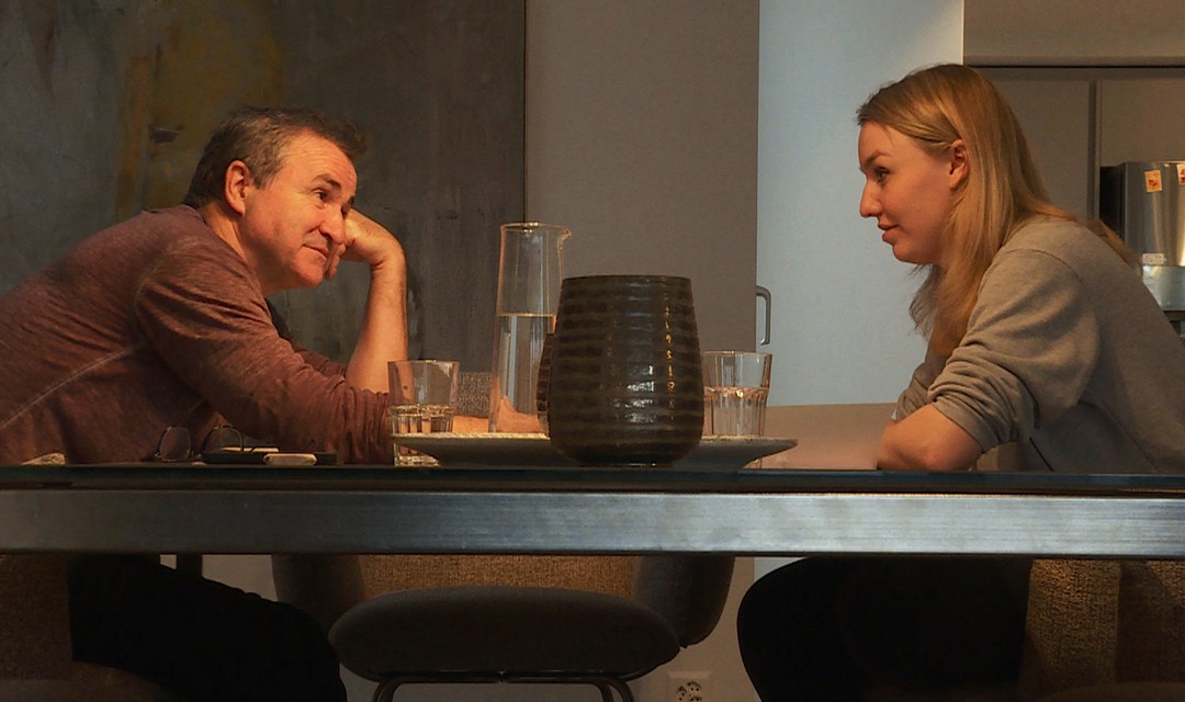 René Rindlisbacher sitzt mit seiner Tochter Laura am Tisch