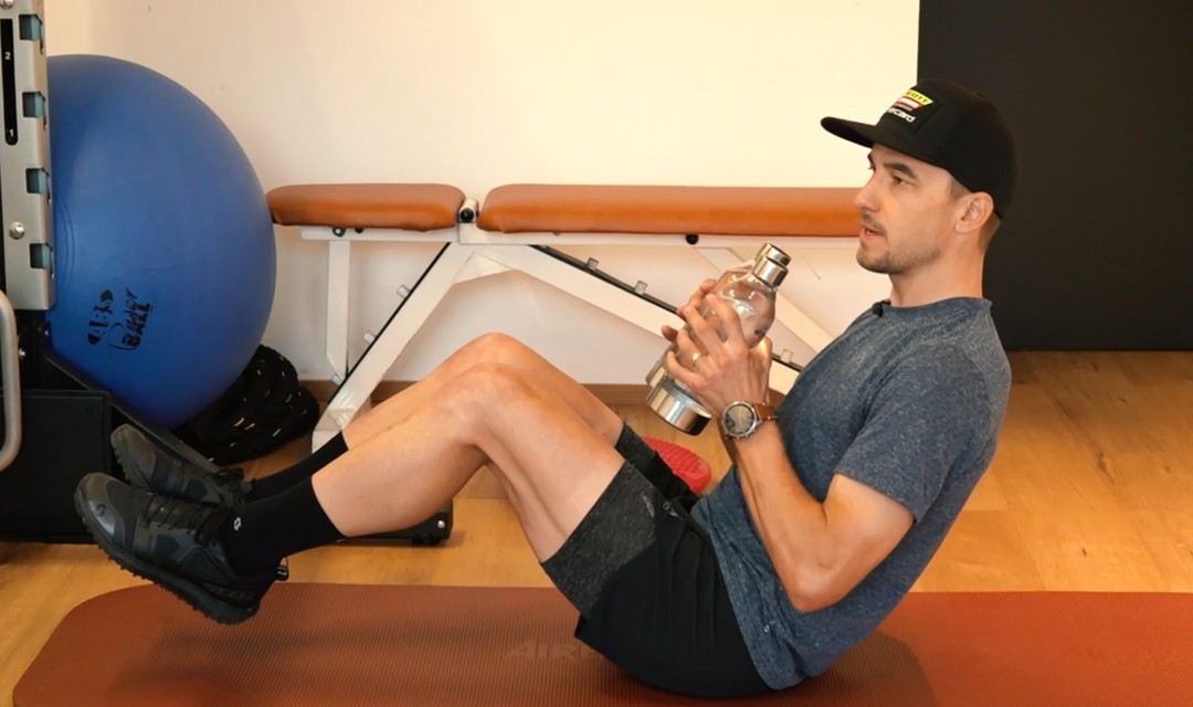 Nino Schurter beim improvisierten Home-Training mit zwei Wasserflaschen in der Hand