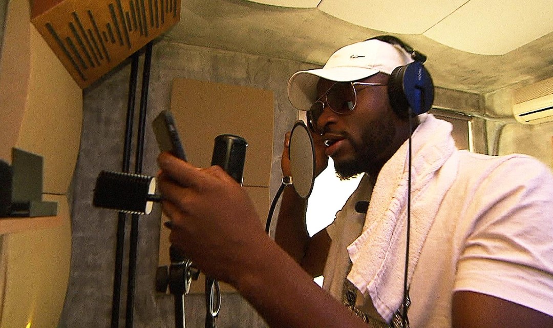 Cliqme macht in Prishtina in einem Tonstudio Aufnahmen auf Albanisch