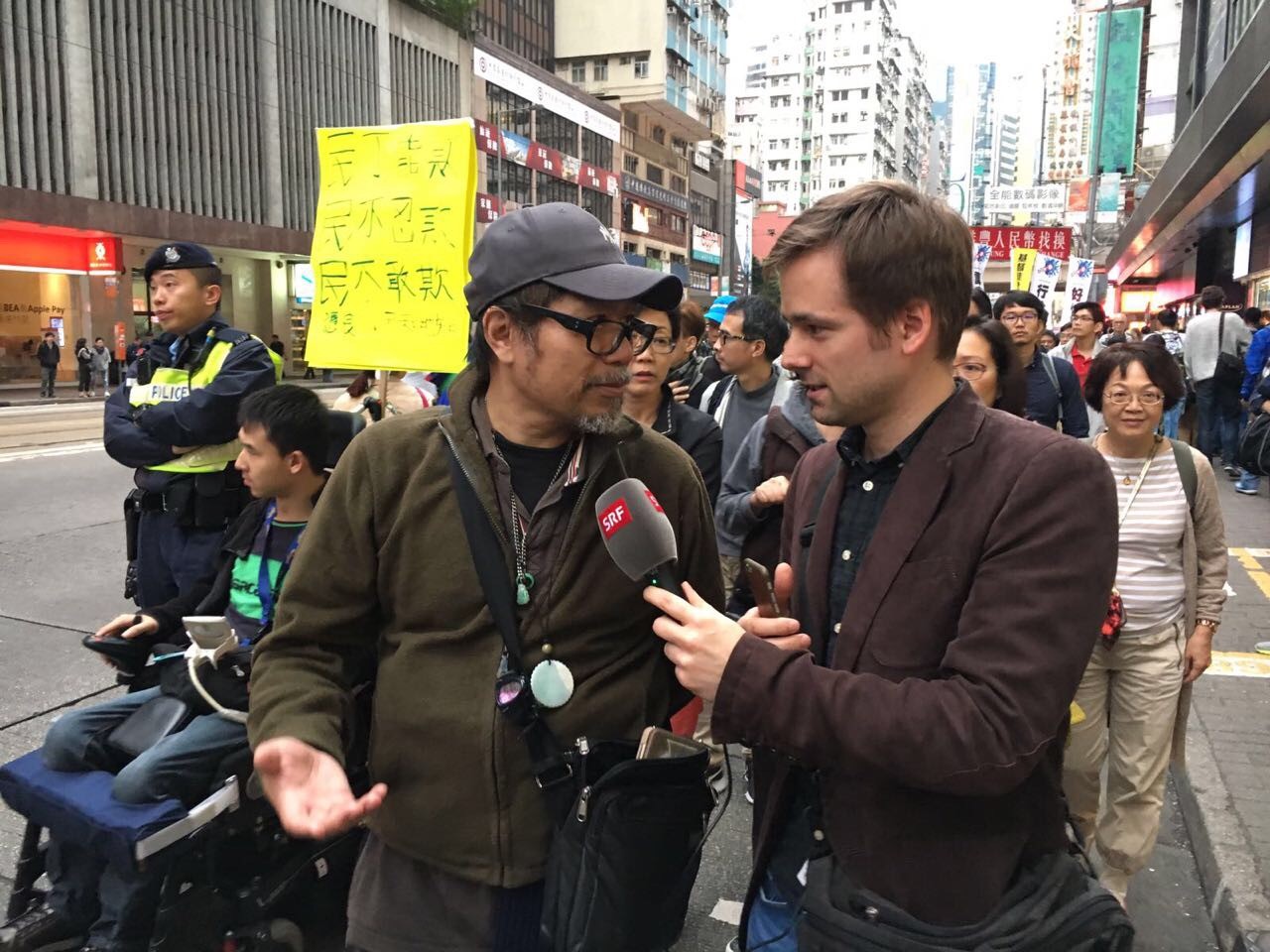 Martin Aldrovandi interviewt einen Mann in Hongkong