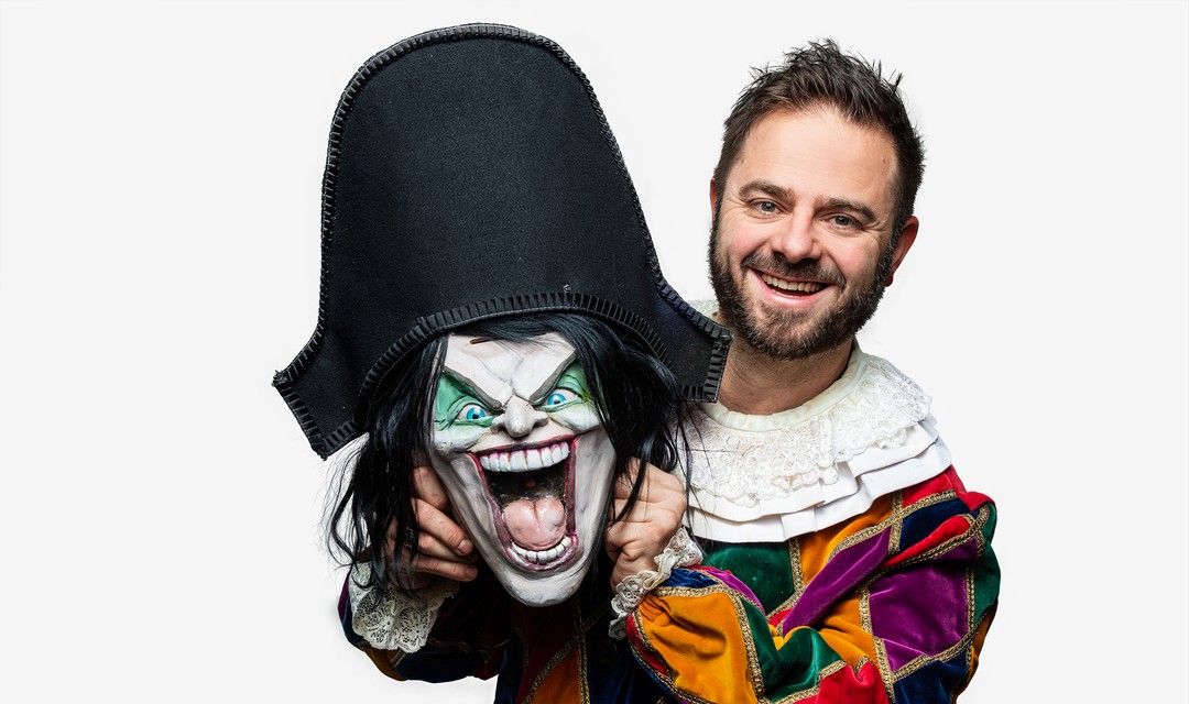 Marco Thomann mit einer Maske