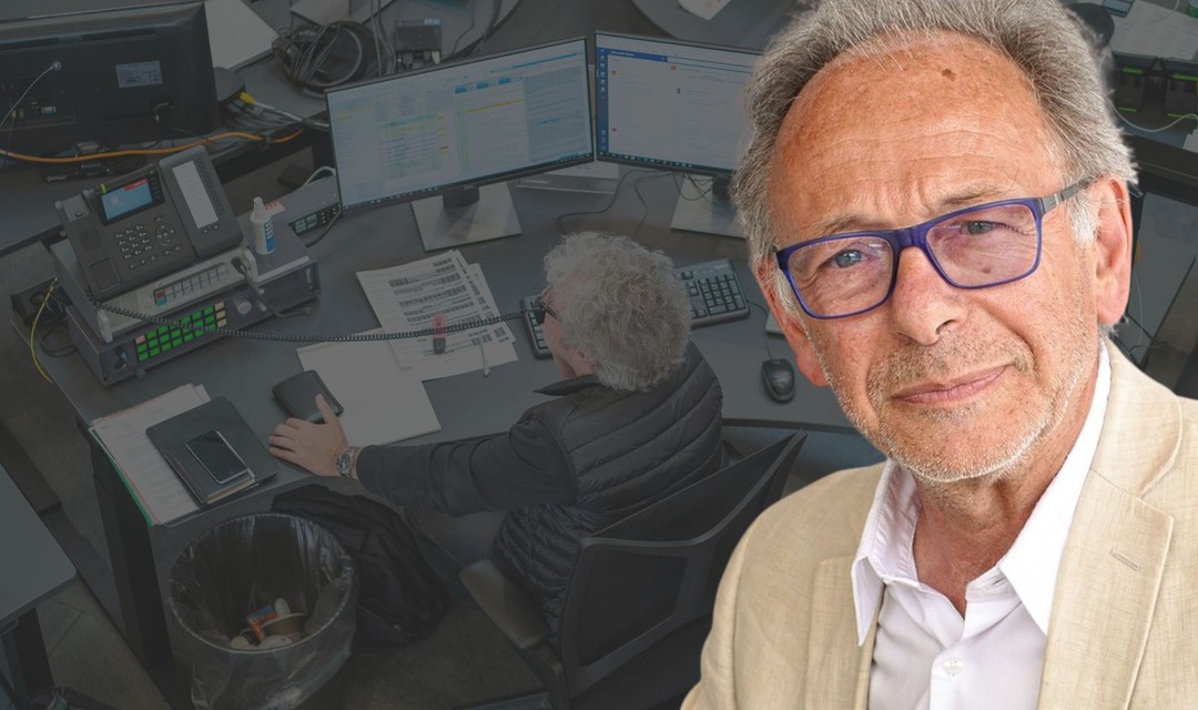 Niggi Ullrich, dahinter SRF News Redaktion