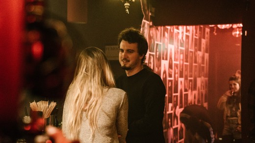 Bild von «Klappe zu – Mund auf»: Unser Praktikant spielte Statist bei «Nr. 47»