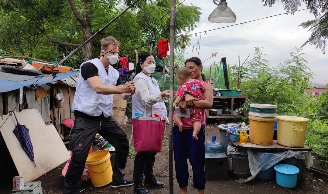 Mitenand-Host Mitja Rietbrock beim Dreh, er und Protagonistin mit Gesichtsmaske, in seiner Hand eine Kamera