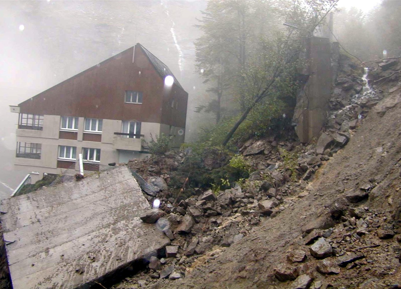 gewaltiger Erdrutsch verschüttet Haus im Dorf