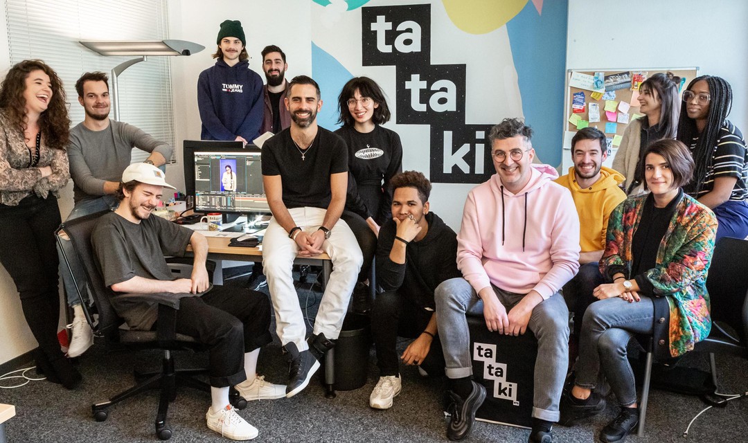 Das Team der RTS-Sendung "Tataki" fotografiert in einem Grossraumbüro. Alle schauen freundlich.