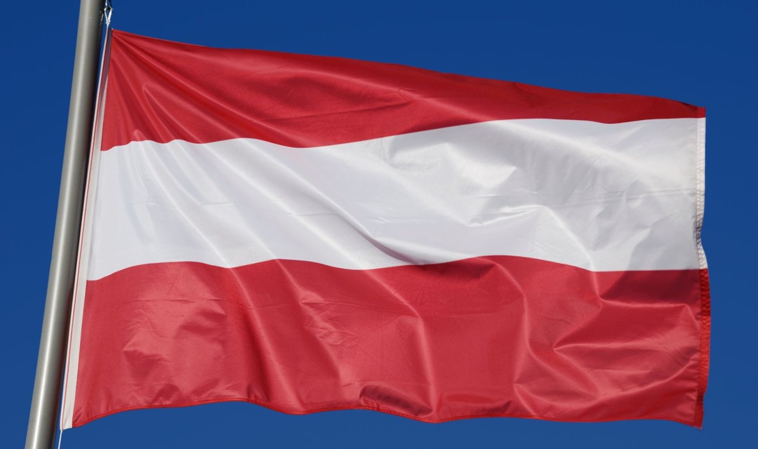 Das Foto zeigt die Österreichische Flagge, flatternd im Wind
