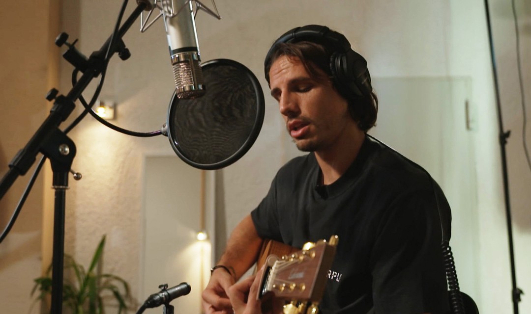 Yann Sommer spielt Gitarre