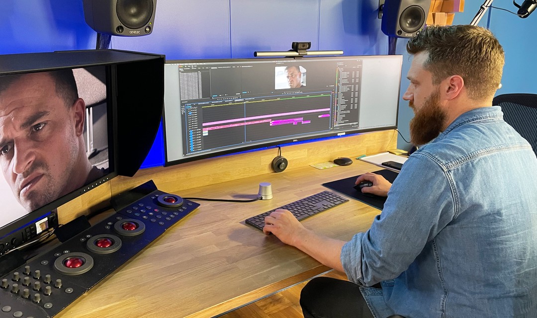 Simon Helbling am Schnittplatz der Serie «The Pressure Game»